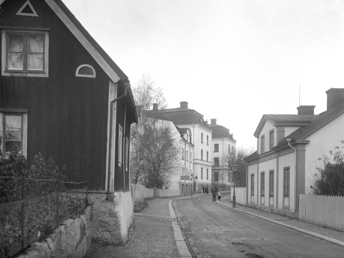 Orig. text: Barnhemsgatan från Elsa Brändströms gata mot Drottninggatan. Sotaregården till vänster.