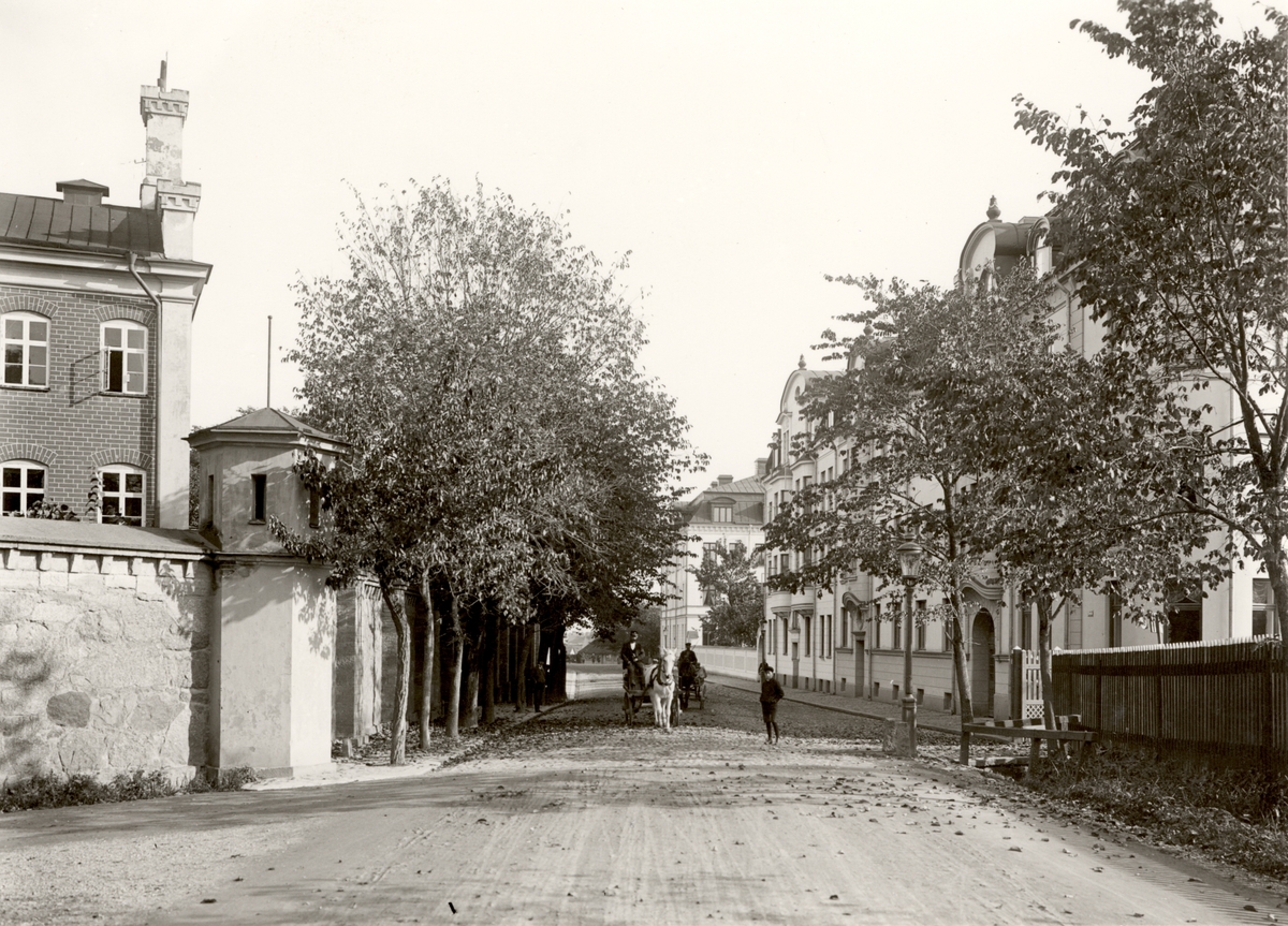 Orig. text: Storgatan från  Västra vägen mot Barnhemsgatan

Länscellfängelset skymtar fram vänster i bild.
När fängelset stod klart 1846 sågs det som en del av en ny och liberal fångvård. Det nya fängelsesystemet, med celler istället för logement, kallades Philadelphiasystemet. 
Fängelset var i bruk mellan åren 1846 och 1946 och togs sedan åter i bruk 1957. År 1966 lades det ned och byggnaden revs 1969.