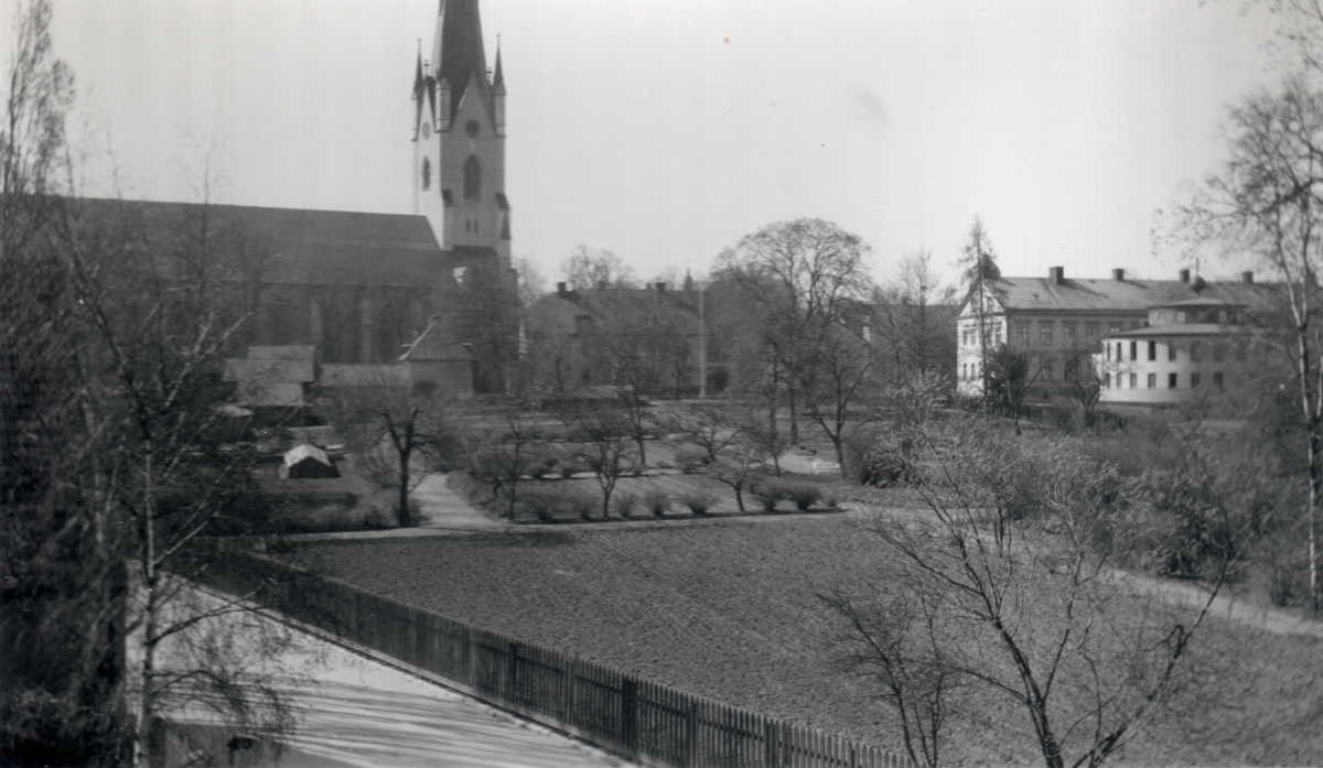 Orig text till bilden: Biskopens trädgård, slutet av 30-tal.
Vy över domkyrkan och stiftsbiblioteket, sedd mot söder från Gråbrödragatan.