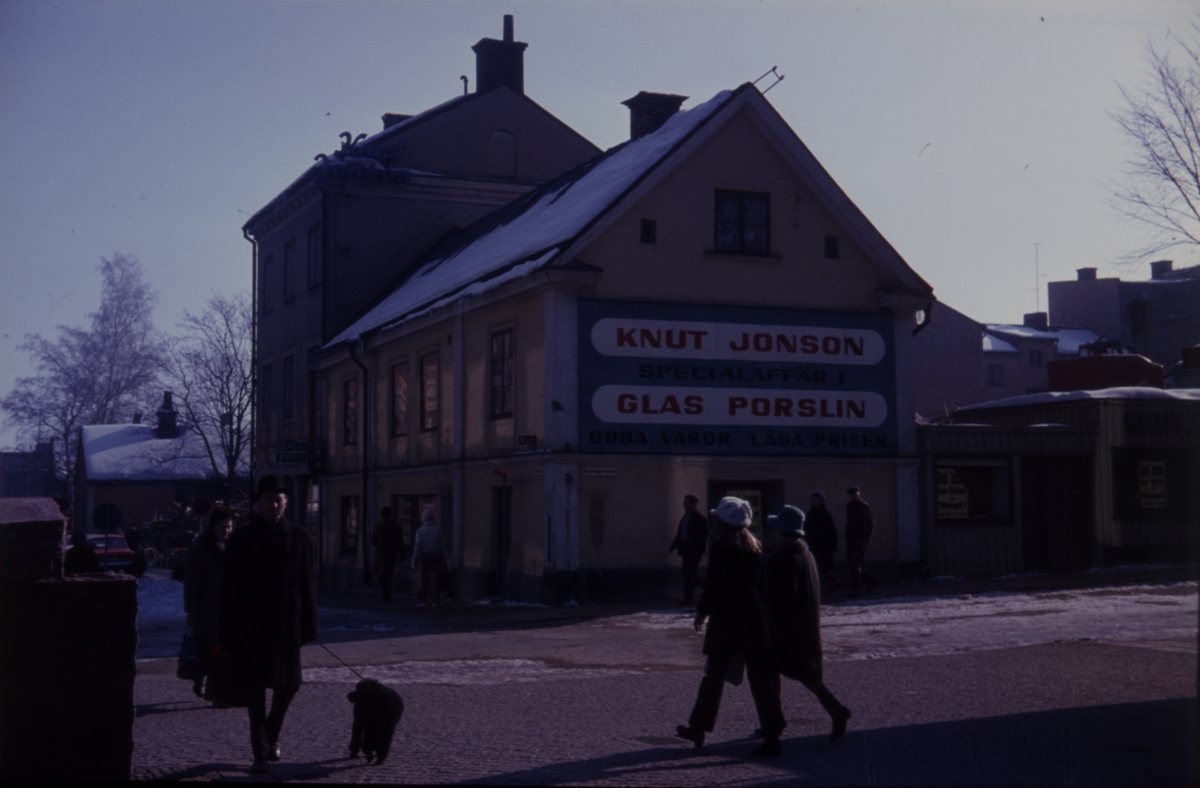 Orig.text: Nygatan - Repslagaregatan, sydöstra hörnet. Skulpturen finns idag.