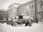 Lastbilar vid Livgardets byggnader i Stockholm.

Orig. texten (som visat sig vara felaktig): 