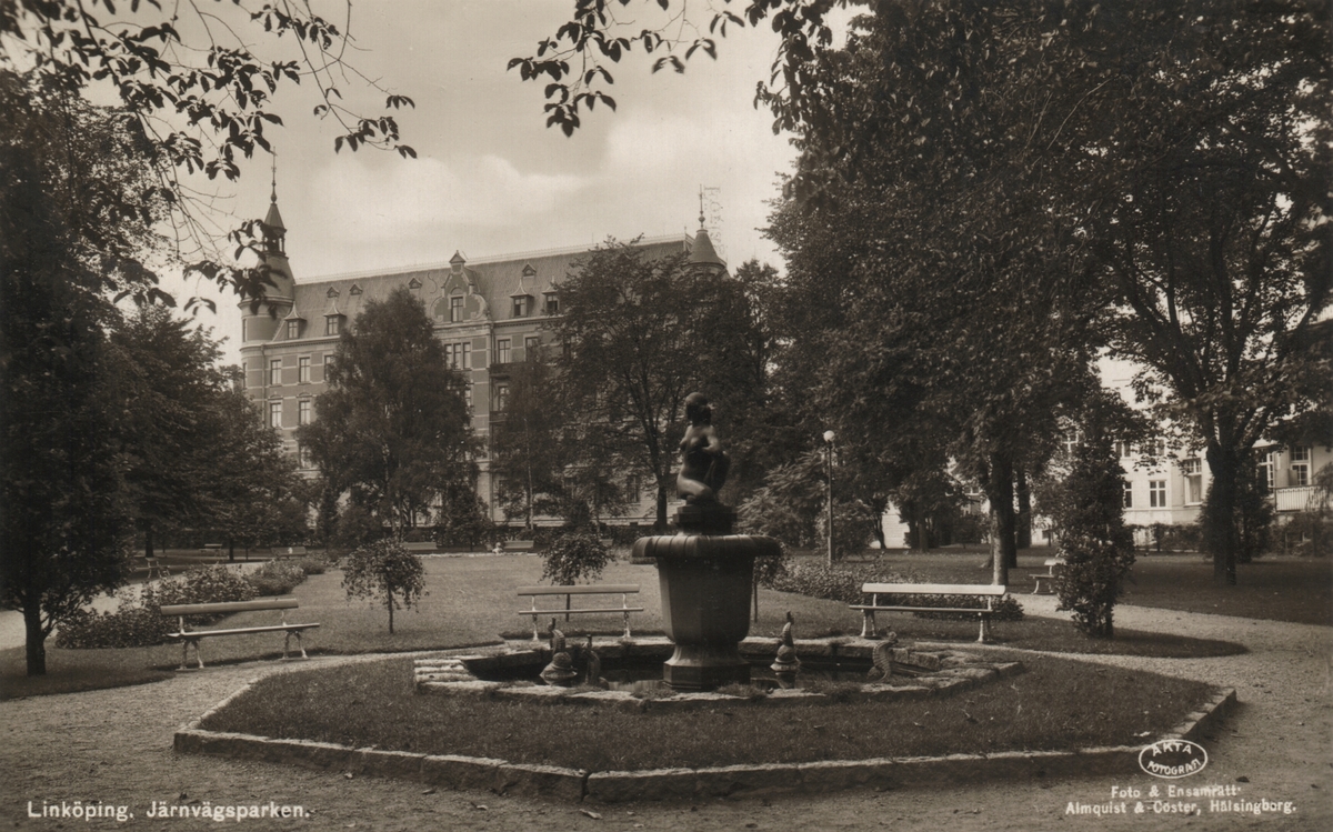 Järnvägsparken mot väst. Byggnaderna i bakgrunden ligger efter S:t Larsgatan.
Skulpturen Dekorativ kvinnofigur av Gottfrid Larsson, 1923, i brons är en fontänskulptur. Skulpturen är bekostad med pengar från hantverksutställningen, 1922. Skulpturen står på ett kalkformat fundament placerat i en åttkantig stenbassäng, där fyra små sjöhästar sprutar vatten. Den nakna, knäsittande kvinnan var tänkt att samspela med flera figurer i en större grupp av sjöhästar och tritoner. Det ger en förklaring till den underliga sprialvridna ställningen som gjort att konstverket populärt kallas för Damen med loppan. 
Skulpturen står på norra sidan av Järnvägsparken.