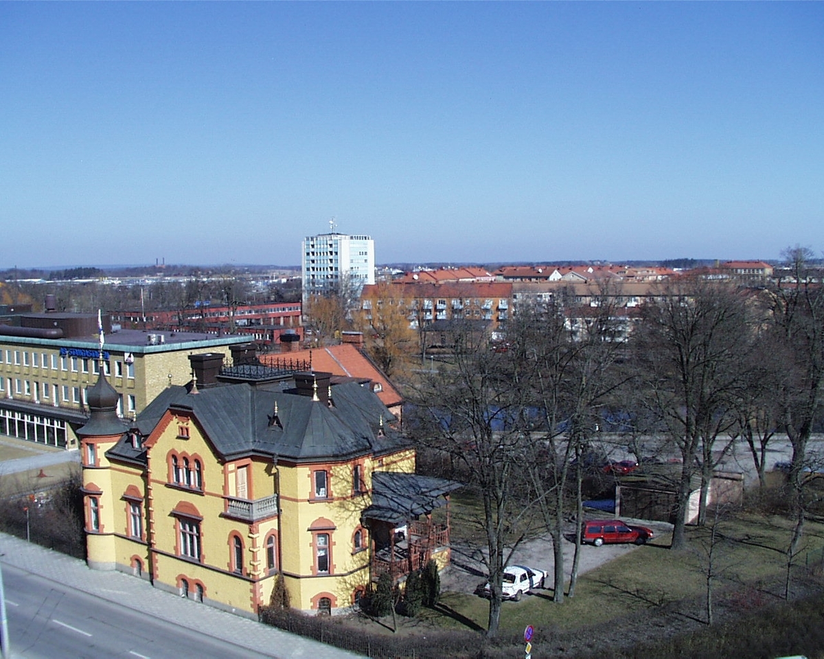 Vy ut mot Tannefors med Asklunds villa, Hamngatan, i förgrunden. Höghuset Kannan mitt i bild.
Asklundska villan på Magasinstorget uppfördes 1893-94 av tobaksfabrikören Ernst Asklund efter ritningar av Norrköpingsarkitekterna P A Löfgren och Gustaf Paulsson. Ritningarna bearbetades sedan av Ullrich och Hallqvist.