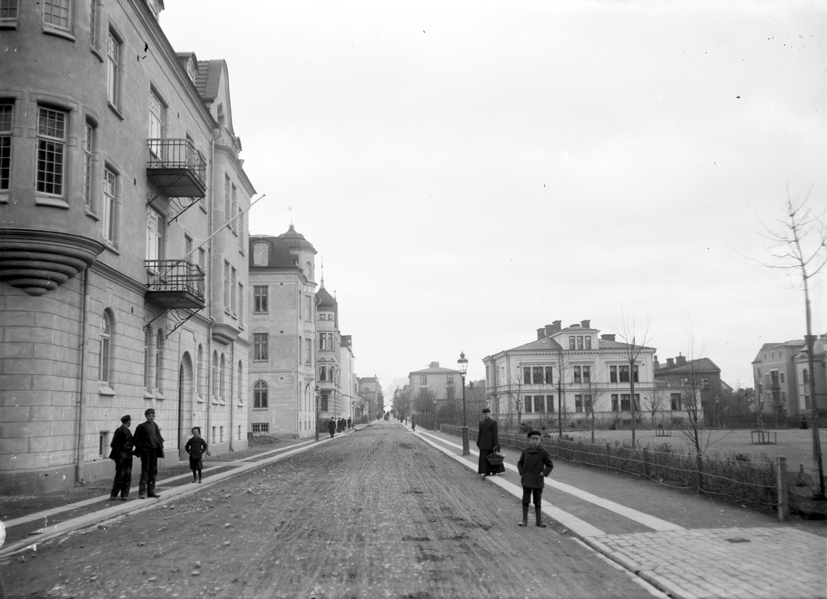 Klostergatan sedd norrut. Parken på höger sida tillhör Linnéskolan. Byggnaden till höger i bild är Gosshemmet.

Gosshemmet uppfördes 1891 av Sundbergska stiftelsen enligt hantverkarparet Sundbergs önskan att deras arv skulle gå till ett hem för värnlösa barn. Arkitekt: Axel Kumlien. Som mest bodde där ett 30-tal pojkar. Hemmet lades ner 1942. Handelsgymnasium 1953-1968. Lärarutbildning 1968-1987.