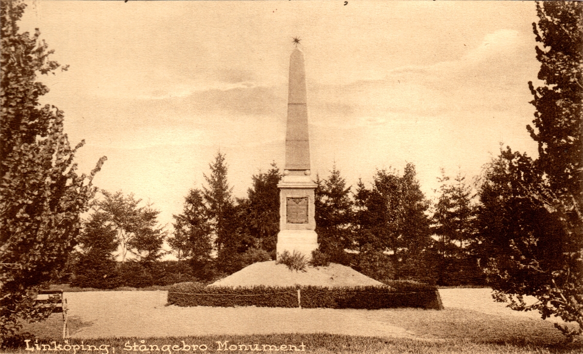 Orig. text på kortet: Linköping. Stångebro Monument.
Fotot är monterat på ett albumblad.