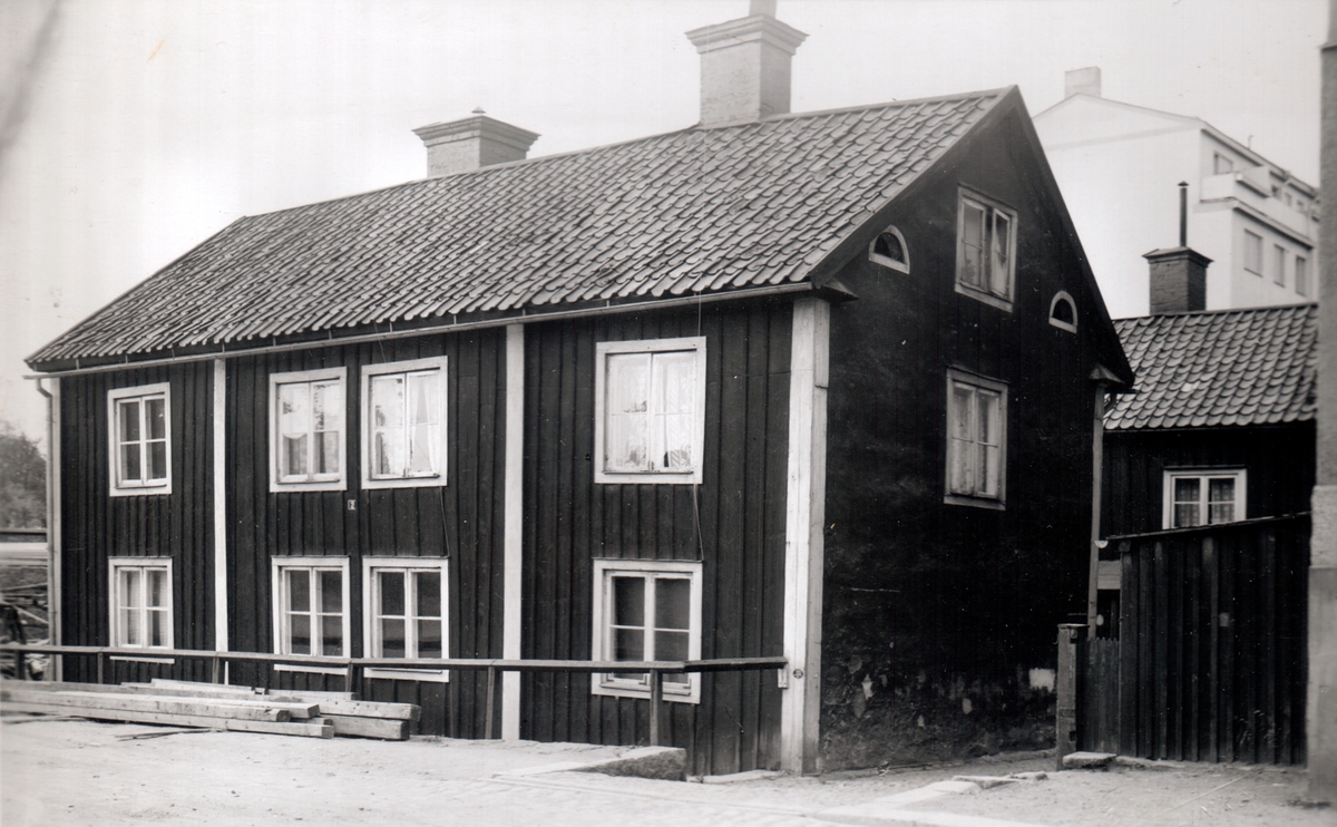 Ågatan vid korsningen med Hamngatan.
Bilden är monterad på ett albumblad.