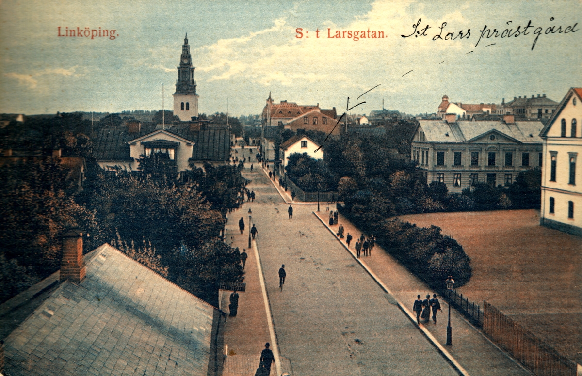 Orig. text på kortet: Linköping. S:t Larsgatan.
Bilden är monterad på ett albumblad. Orig. text till kortet: Sct Lars prästgård (en pil riktad till det lilla vita huset på höger sida om gatan).