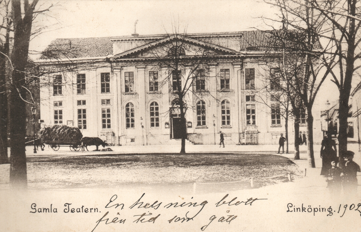 Orig. text på kortet: Gamla Teatern. Linköping.
Assemblé och Spektakelhuset, teater nedriven år 1901.
Byggnaden stod färdig 1806. Byggmästare Caspar Seurling uppförde huset efter egna ritningar. Sista föreställningen ägde rum den 3 maj 1901. Teatern innehäll även en uppskattad restaurang kallad Stadshuskällaren som under 1860- och 70- talen drevs av A P Andersson, mer känd som Bonn på Druvan.
Idag finns gamla Riksbankshuset på denna plats.
Monterad på ett albumblad.