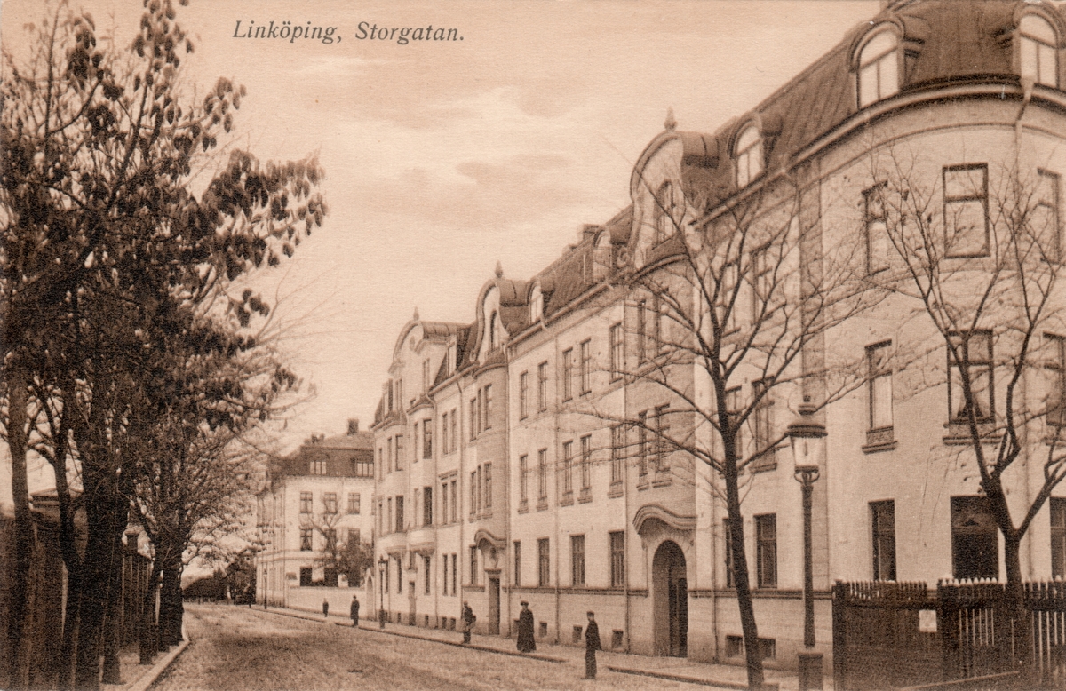 Orig. text: Linköping, Storgatan.

Storgatan sedd mot öster. Till vänster skymtar muren från länsfängelset. Bortre huset är Lorichska huset.