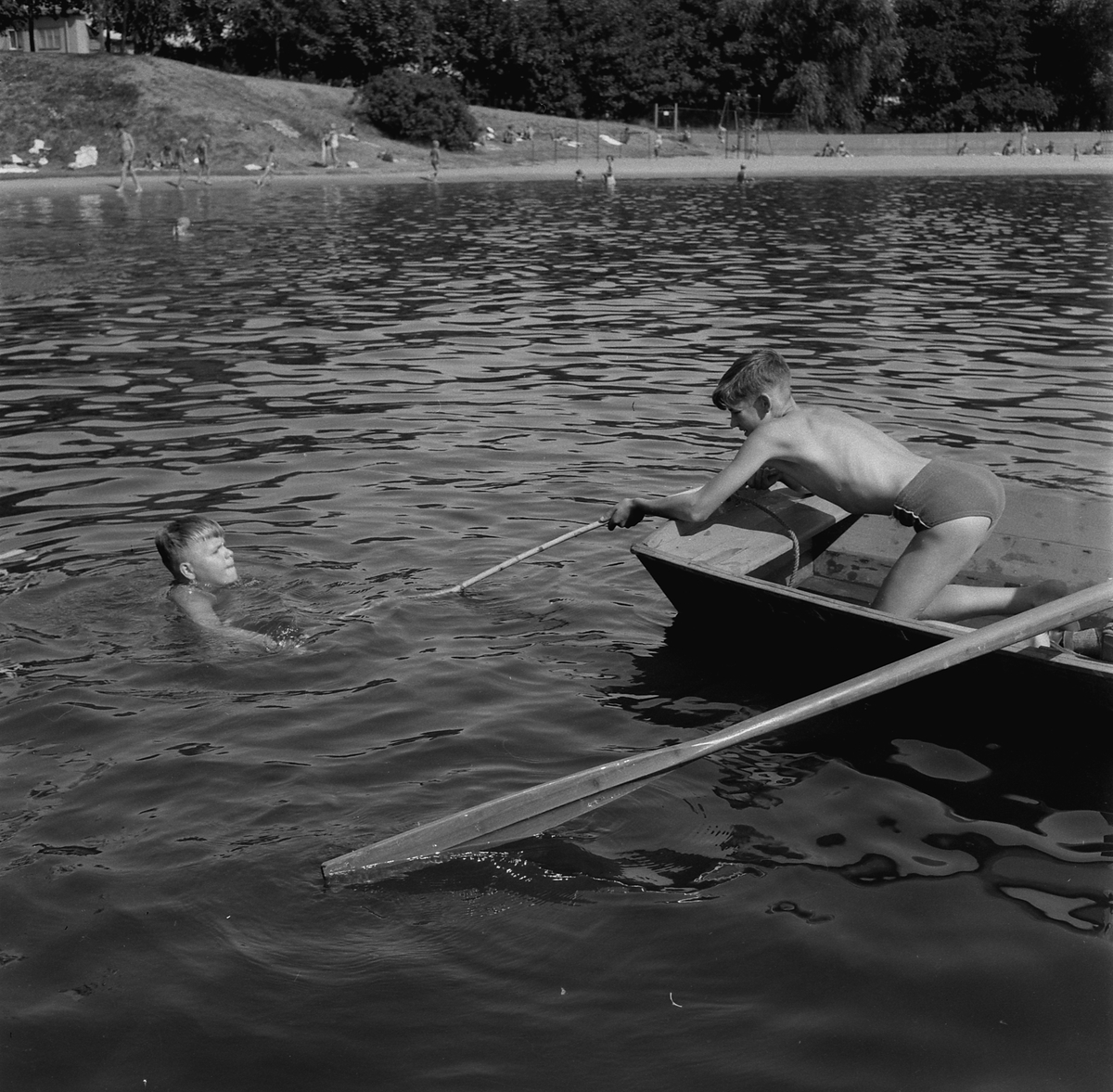 Orig. text: Sv. Livräddningssällskapet, Tinnerbäcksbadet.

Tinnerbäcksbadet öppnades den 19 juni 1938. Anläggningens slutliga utformning skapades av stadsarkitekten Sten Westholm. Den tidstypiska entré-, omklädnads- och restaurangbyggnaden är i stort ännu orörd sedan den uppfördes. Den drivande politiska kraften bakom badet var köpmannen Axel Brunsjö. I vissa kretsar kallades badet för Brunsjön, efter köpmannens stora engagemang för badet och som senare kom att bli badets föreståndare.