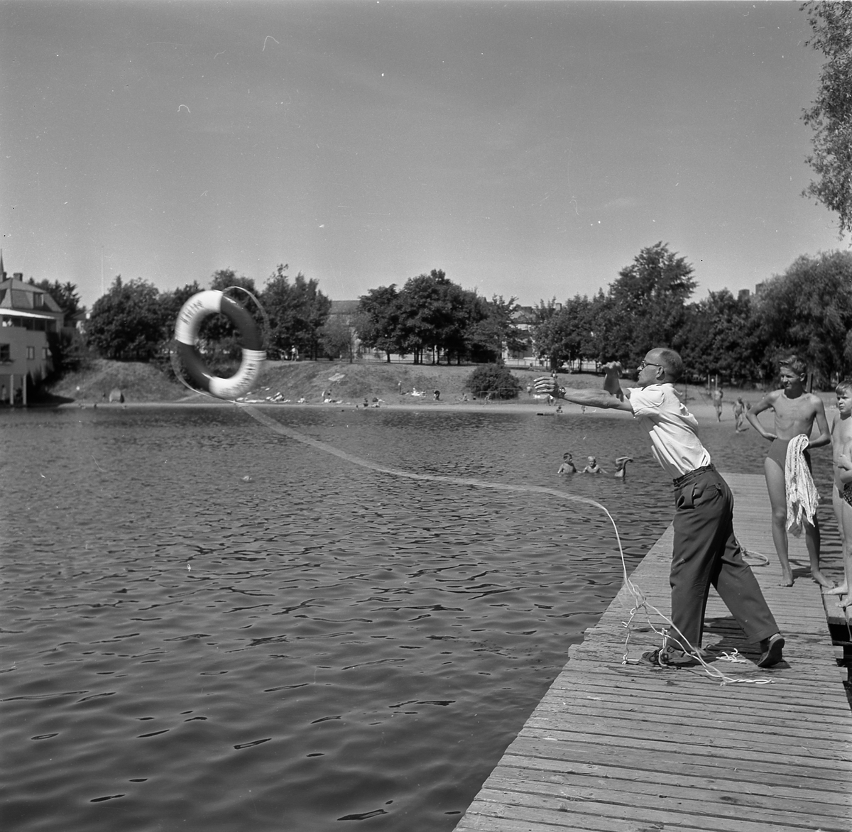 Orig. text: Sv. Livräddningssällskapet, Tinnerbäcksbadet.

Tinnerbäcksbadet öppnades den 19 juni 1938. Anläggningens slutliga utformning skapades av stadsarkitekten Sten Westholm. Den tidstypiska entré-, omklädnads- och restaurangbyggnaden är i stort ännu orörd sedan den uppfördes. Den drivande politiska kraften bakom badet var köpmannen Axel Brunsjö. I vissa kretsar kallades badet för Brunsjön, efter köpmannens stora engagemang för badet och som senare kom att bli badets föreståndare.