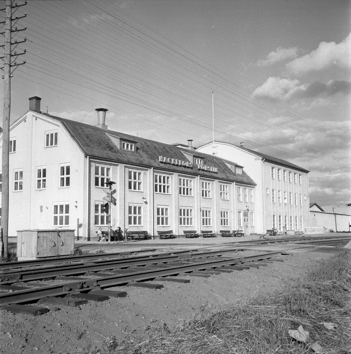 Orig. text: Hackefors Porslin, Exteriör.

Hackefors Porslin A.-B. grundades år 1929 av bl.a. Jonn O Nilson och Eric Jyberg. Från början dekorerade man importerat gods, år 1935 började man egen porslinstillverkning. 1972 köptes företaget av Upsala Ekeby AB. Det såldes vidare till finländska koncernen Wärtsilä OY år 1984  som senare blev uppköpt av Hackman AB. Hela produktionen flyttades till Lidköping vid årsskiftet 1995/96.