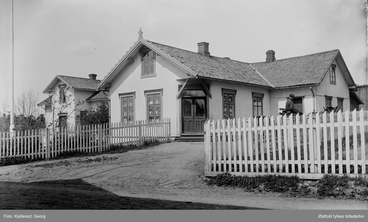 Ukjent sted, antakelig Hamar, kan se ut til å være en forretning eller en landhandel.
