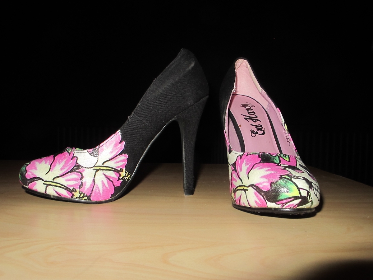 Damskor med tatueringsmotiv.