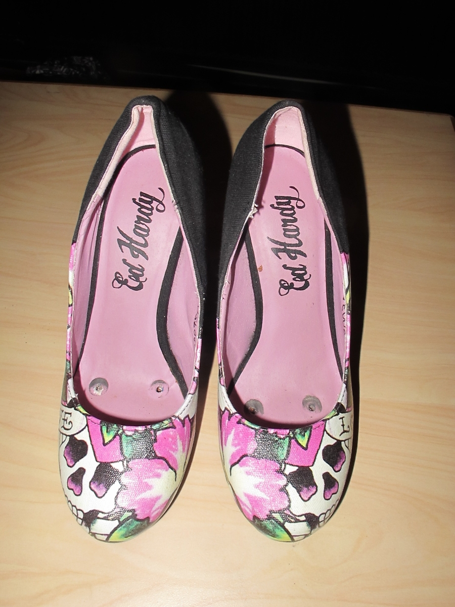 Damskor med tatueringsmotiv.