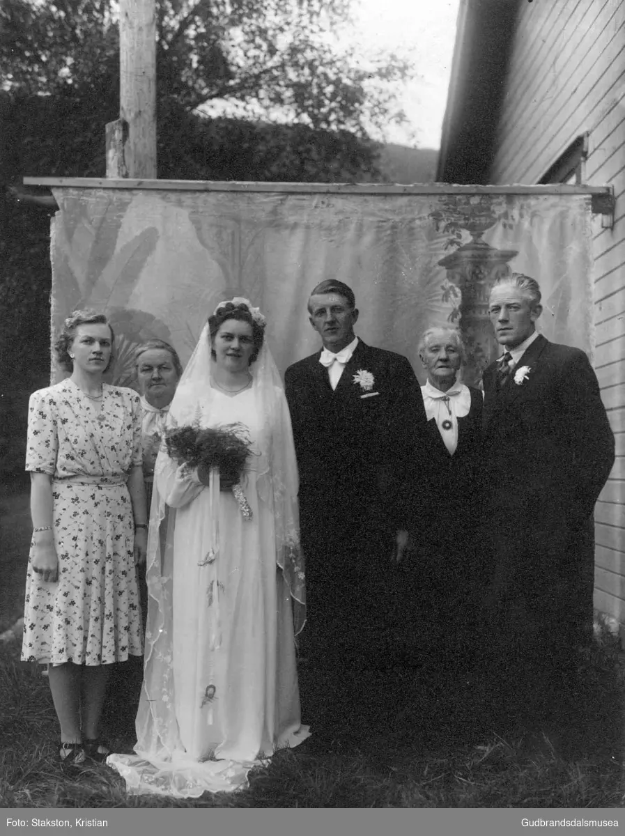 Brudeparet Ragnhild Vole (f. Opphaug 1927) og Gunnar Vole (f. 1914). 
F.v.: Margot Opphaug (f. 1926 g. Stee), Gunhild Opphaug (f. Sulheim 1894), Ragnhild Vole (f. Opphaug 1927), Gunnar Vole (f. 1914), Anne Vole (f. Repp 1879) og Torstein Slettede (f. 1918)