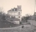 Frimurarehotellet innan vare sig Riksbankshuset (från 1902 bakom planket) eller Eoska huset fanns. Vattentornet, klart 1900, är påbörjat.