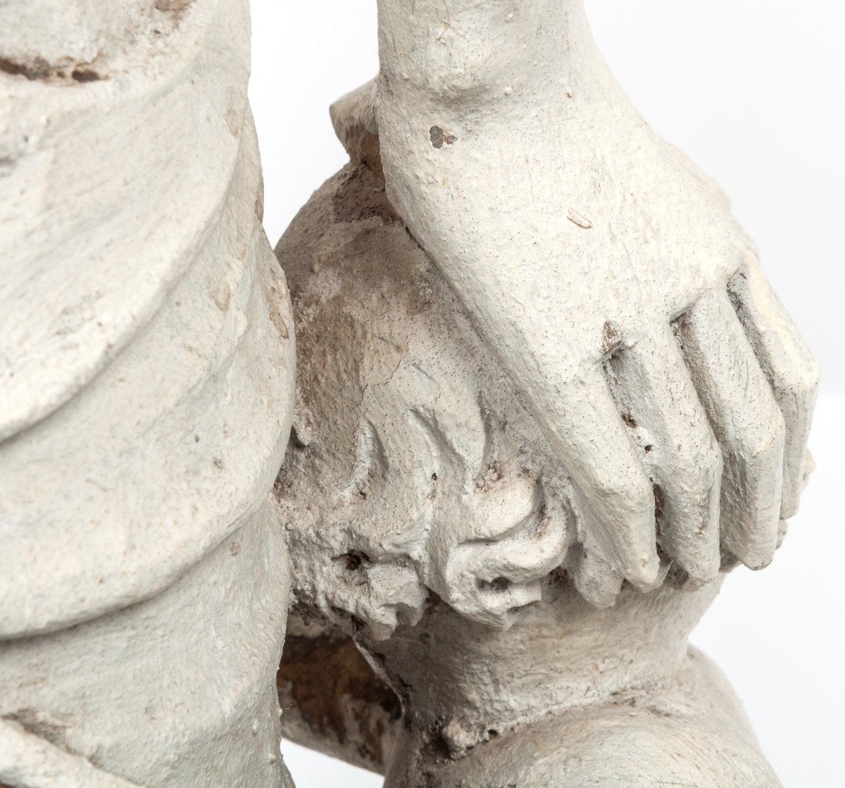 Kyrklig skulptur, trä, staty från gamla korskranket i Heliga Trefaldighets kyrka i Gävle, av Ewert Friis omkring 1665. 

Stående kvinnofigur med naket barn på vänster arm samt stående naket barn vid höger sida. Sistnämnda barn har ett brinnande hjärta i höger hand och kvinnans vänstra hand på sitt huvud. Vänster ben är främst, foten avslagen. Sittande barnets ena ben och andra fot avslagna. 
Fyrsidigt, profilerat postament. 
Gråvit färg.
