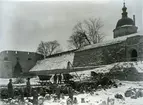 Utgrävningen i Slottsfjärden 1932-1934 med ledning av Harald Åkerlund, och bedrevs som AK-arbete. 

Fyllmassorna användes för att bygga upp nuvarande Tjärhovet. I den syrefattiga leran hade det organiska materialet bevarats väl, varför man förutom keramik även fann ett flertal fartyg samt smärre fynd som handskar och skor.

Arbetet under av bryggan. Ingenjör Harald Åkerlund längst till vänster.