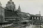 Utgrävningen i Slottsfjärden 1932-1934 med ledning av Harald Åkerlund, och bedrevs som AK-arbete. 

Fyllmassorna användes för att bygga upp nuvarande Tjärhovet. I den syrefattiga leran hade det organiska materialet bevarats väl, varför man förutom keramik även fann ett flertal fartyg samt smärre fynd som handskar och skor.

Här pågår utgrävning av den västra vallgraven.