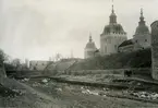 Utgrävningen i Slottsfjärden 1932-1934 med ledning av Harald Åkerlund, och bedrevs som AK-arbete. 

Fyllmassorna användes för att bygga upp nuvarande Tjärhovet. I den syrefattiga leran hade det organiska materialet bevarats väl, varför man förutom keramik även fann ett flertal fartyg samt smärre fynd som handskar och skor.