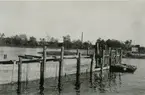 Utgrävningen i Slottsfjärden 1932-1934 med ledning av Harald Åkerlund, och bedrevs som AK-arbete. 

Fyllmassorna användes för att bygga upp nuvarande Tjärhovet. I den syrefattiga leran hade det organiska materialet bevarats väl, varför man förutom keramik även fann ett flertal fartyg samt smärre fynd som handskar och skor.

Utpumpning och torrläggning inför de arkeologisk utgrävning.