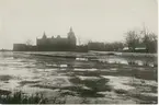 Utgrävningen i Slottsfjärden 1932-1934 med ledning av Harald Åkerlund, och bedrevs som AK-arbete. 

Fyllmassorna användes för att bygga upp nuvarande Tjärhovet. I den syrefattiga leran hade det organiska materialet bevarats väl, varför man förutom keramik även fann ett flertal fartyg samt smärre fynd som handskar och skor.

Här torrläggs slottsfjärden inför utgrävningarna.