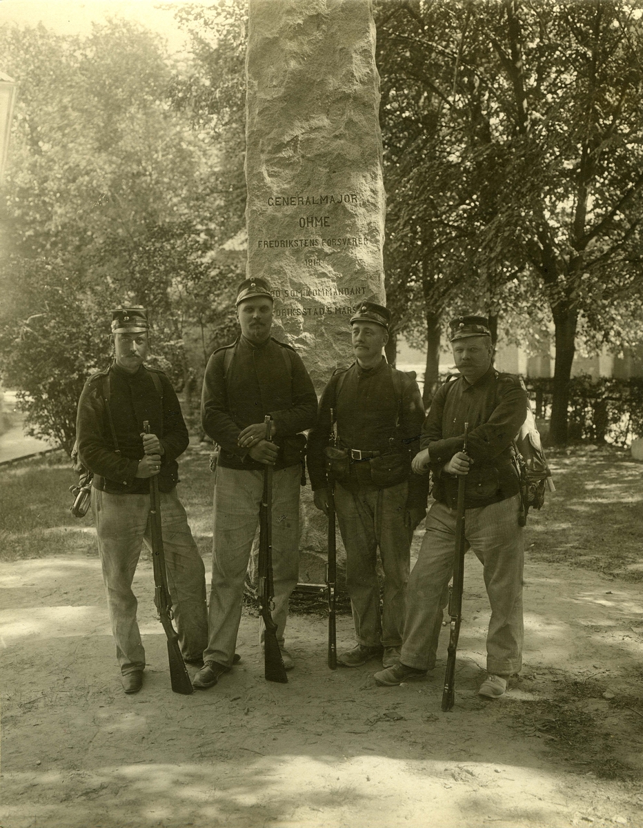 Landværnets Extrasamling efter 7de Juni 1905

Gamlebyen

General Ohmes bauta

Militære

Avbildet :

Sigurd Helland

Enoch Jacobsen
- Sønn av kjøbmann Jacobsen på torvet

- Knut Vegard

- Harold Sørensen
- Sønn av kjøpmann Sørensen i Fergestedsveien