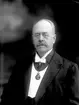 Bankkassör John Sigurd Göthe. Född 6 januari 1859 Verksam vid Gefle Stads Sparbank. Adress: Norra Rådmansgatan 26