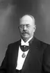 Bankkassör John Sigurd Göthe. Född 6 januari 1859 Verksam vid Gefle Stads Sparbank. Adress: Norra Rådmansgatan 26