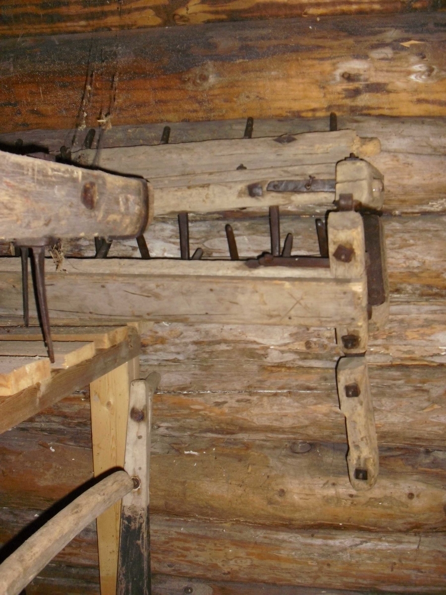 Harv som består av fire treledd med jerntinder. 