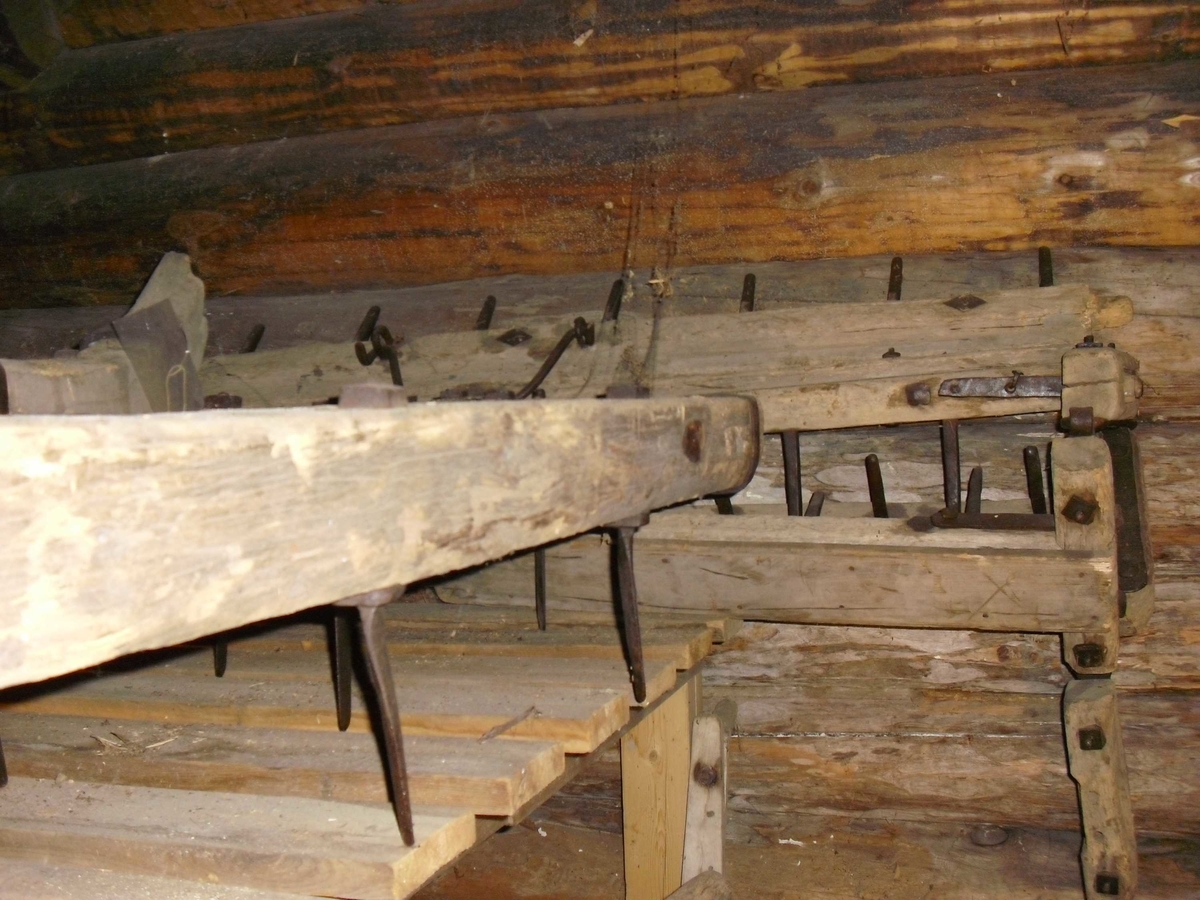 Harv som består av fire treledd med jerntinder. 