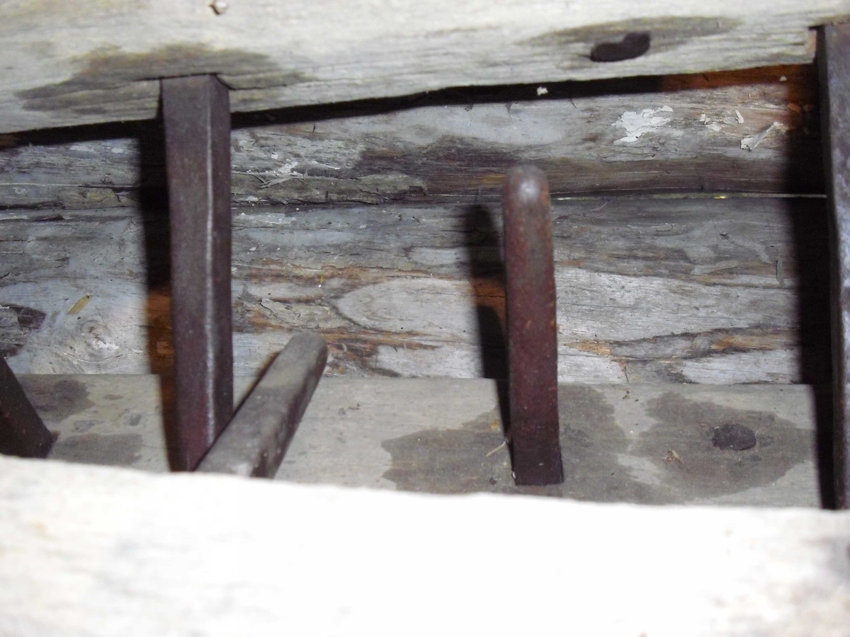 Harv som består av fire treledd med jerntinder. 