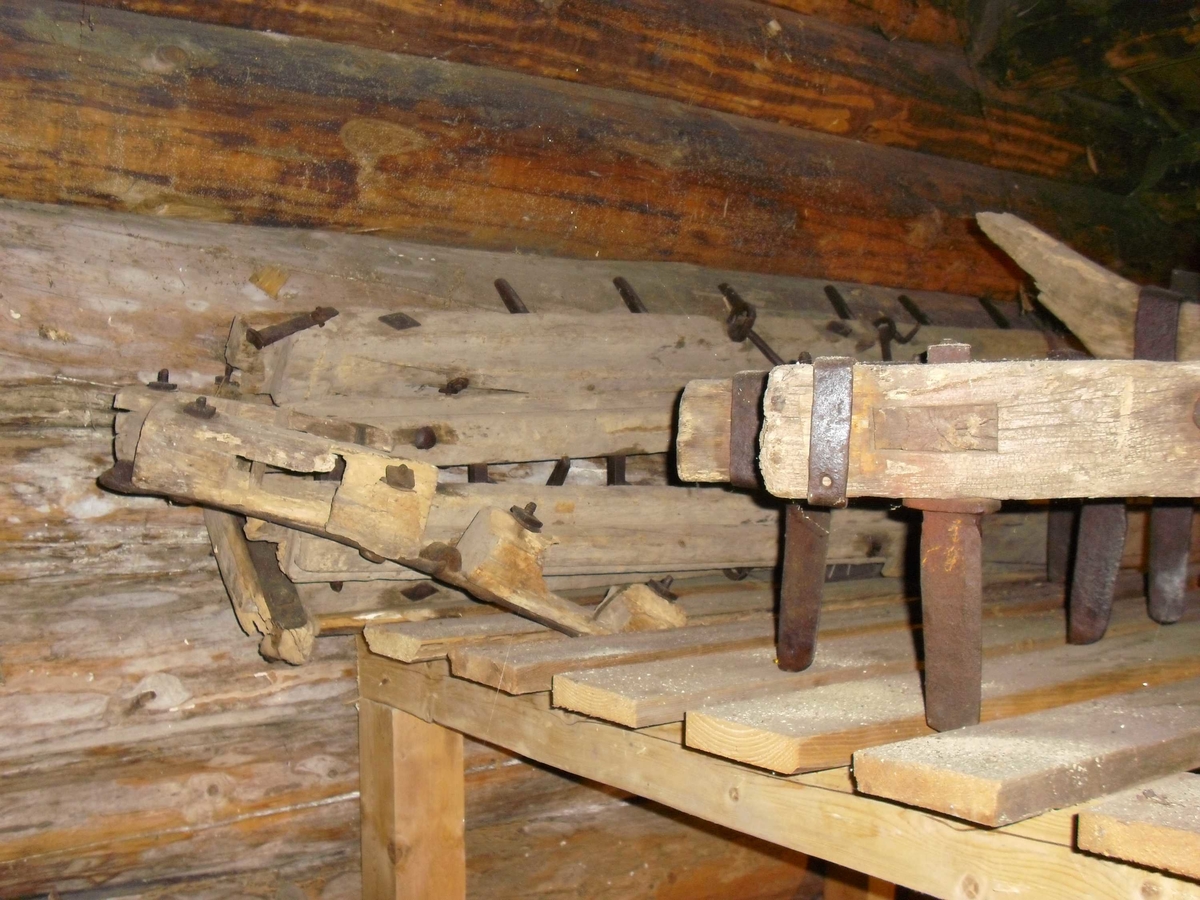 Harv som består av fire treledd med jerntinder. 