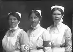 Sjuksköterskorna Selma Åström, Signe Lindberg och ej namngiven. Lasarettet, Gävle