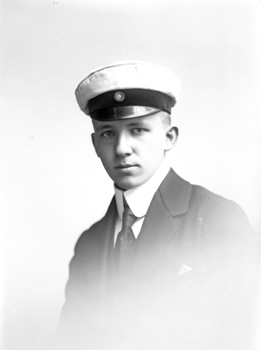 Bo Villners, Gevaliapalatset, Gävle. Född 1900, död 1990. Radiopionjär, anställd vid Radiotjänst 1928-1965. Startade radions grammofonarkiv samt  programmet Grammfontimmen 1928. Blev sedermera intentdent. (se Vem är det? Svensk biografisk handbok, 1969.