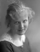 Fröken Lindeberg. (Enligt uppgift dotter till stadsbibliotekarie Wilhelm Lindeberg)