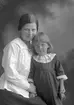 Greta Löfkvist och dotter. Porslinsfabriken, Gävle
