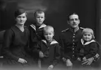 Musikfanjunkare Fredrik Pegel med familj. Från vänster hustru Wilma äldsta sonen Gösta, mellansonen Einar, i knä på pappa Fredrik sonen Bertil. Kungsbäck