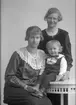 Ellen Lundgren, Bomhusgatan 15. (Tre generationer?).