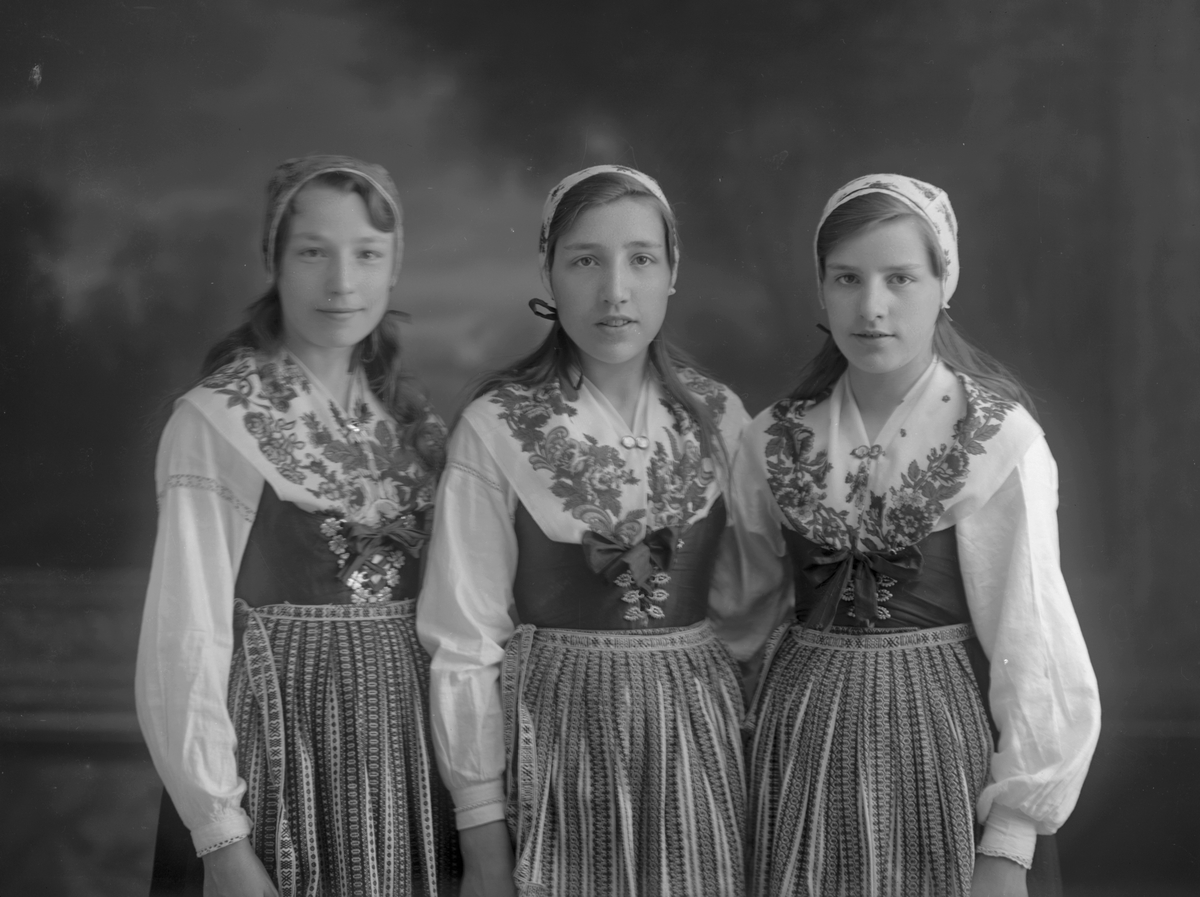 Tre unga kvinnor, Persbacka, Varva Backe, Hille