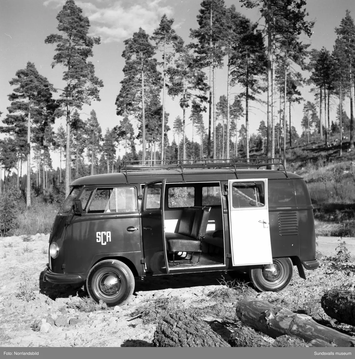 Olika bilar fotograferade för Bil & Buss. Folkvagnsbuss, Bubbla, Scania Vabis lastbil och timmerbil.
