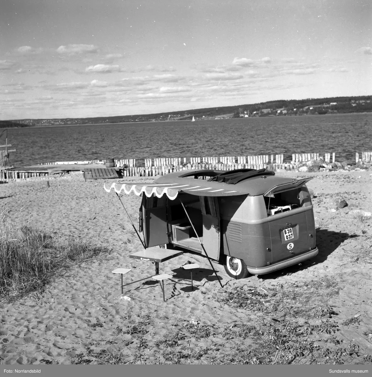 Olika bilar fotograferade för Bil & Buss. Folkvagnsbuss, Bubbla, Scania Vabis lastbil och timmerbil.