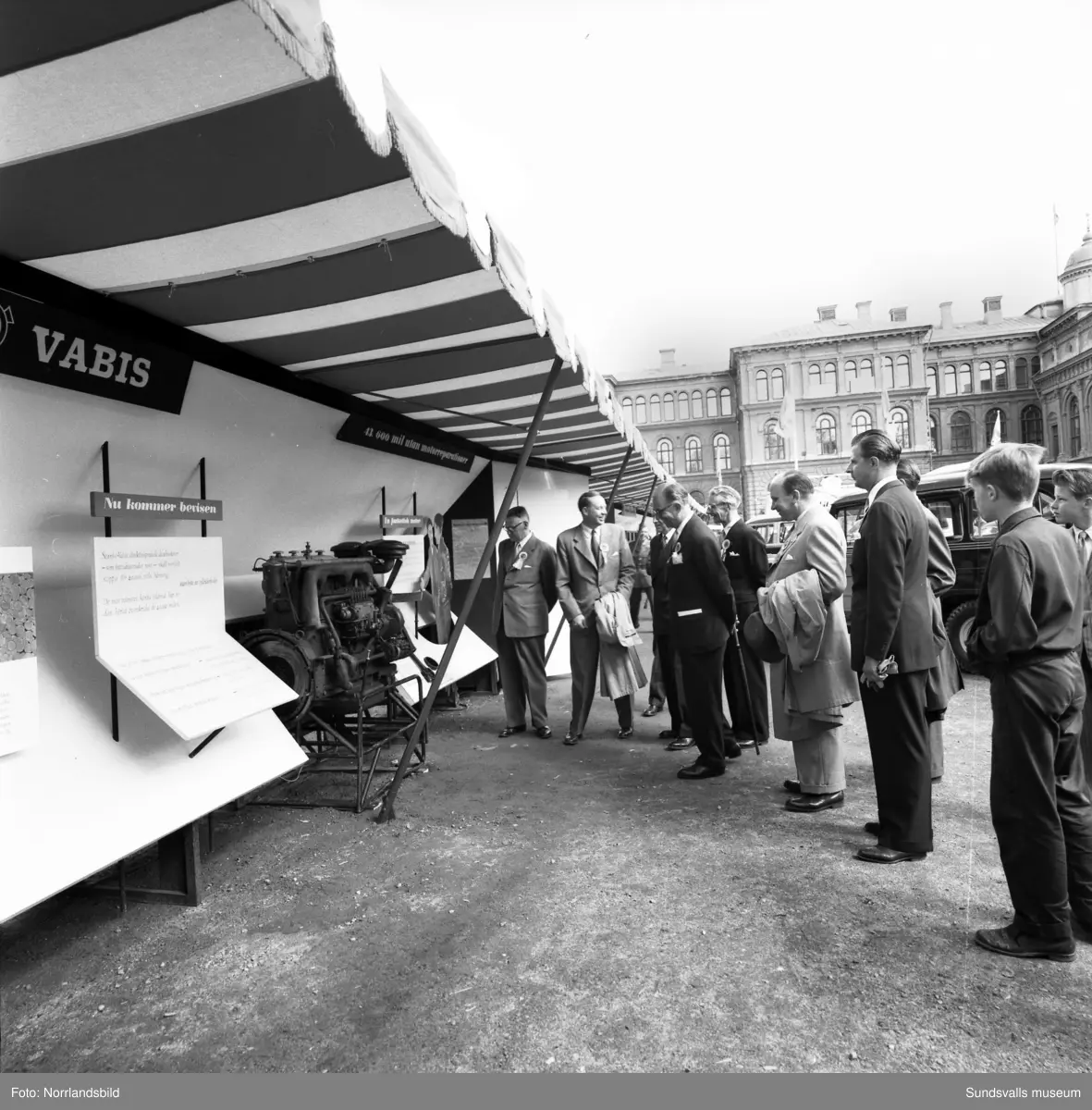 Bil & Buss monter vid Sundsvallsmässan 1954. Olika modeller av Volkswagen och Scania Vabis.