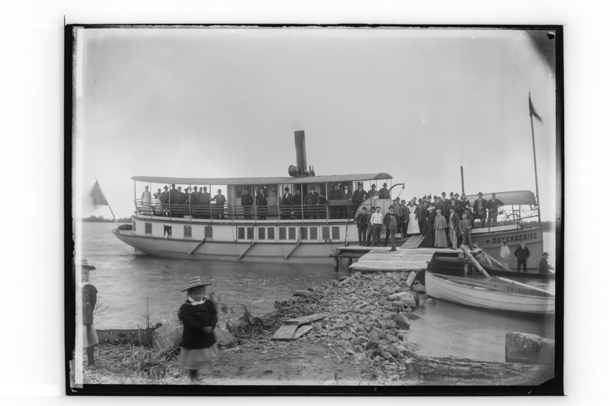 Ångbåten Östernerike.
Kapten Säfström. 
1897-06-26: "Öster-Nerike" levereras från varvet till rederiet. Byggkostnad 24 500 kronor.
1901-02: Såld till "Ångbåts AB Tärnan" i Haparanda för 23 500 kronor. Omdöpt till "Tärnan"
1901/1902: Ombyggd totalt vid Karlsviks mekaniska verkstad i Luleå. Fick helt ny botten, däcket höjdes och en ny salong och hytter inreddes. För att öka sjödugligheten byttes de stora utvändiga glasventilerna (= fönstren) i akterdelen mot plåt på spant och ett antal mindre runda ventiler.
1918-11-06: Såld till direktör Sven Unander, Haparanda för  40 000 kronor. Upprustad.
1920-07: Insatt på traden Luleå – Piteå – Luleå. Ny ägare:  Axel Pettersson, Luleå.
1921: Ägs av änkefru Maria Kristina Pettersson. 
1930: Ombyggd till bogserbåt.
Senare (okänt årtal): Såld till Ernst August Eriksson i Jämtön.
1961: Skrotad. 
Legendarisk befälhavare 1901-1913 var Nils Petter "Pekka" Vikman (1867-1939) i Haparanda. "Tärnan" gick med passagerare och styckegods  Haparanda - Kalix - Haparanda och användes även i chartertrafik. 
Ett antal foton av "Tärnan", de flesta tagna av Mia Green, finns i Haparanda kommuns bildarkiv och i Norrbottens museums arkiv. 
Fakta och historik: http://skargardsbatar.se/osternerike_1897/
Sundström, Arne: "Hjulångare i norra Bottenviken och andra fartyg i linjetrafik där". Tidskriften Länspumpen 2001:3.