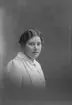 Porträtt från fotografen Maria Teschs ateljé i Linköping. 1910-tal. Beställare: Axelia Andersson, fröken. 