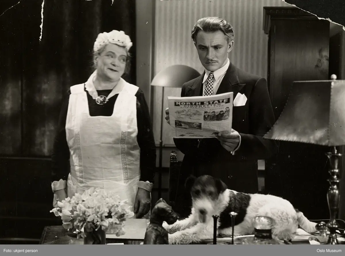 filmen  "En stille flirt", scenebilde, kvinne, mann, skuespillere, rollebilde, stående knefigur, kostymer, hund