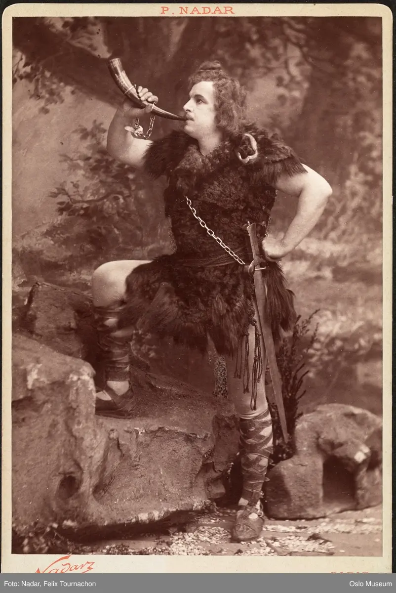 portrett, mann, operasanger, rollebilde, tittelrollen i "Siegfried", stående helfigur, kostyme