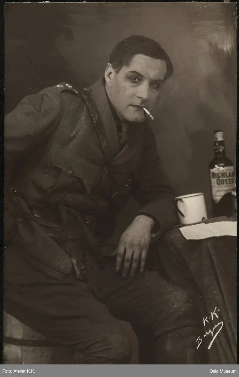 portrett, mann, skuespiller, rollebilde, Kaptein Stanhope i "Reisen slutt" på Den Nationale Scene, sittende knefigur, kostyme, uniform