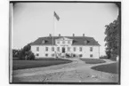 Hjälmarsbergs Herrgård, envånings herrgårdsbyggnad med frontespis.
Grosshandlare Gustaf Andersson